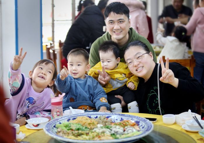 Chinese New Year in the camera -- enjoy delicious food and celebrate the New Year