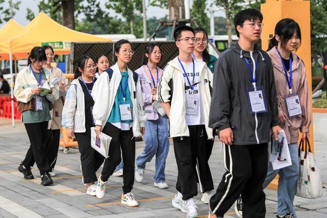 Jiangxi candidates who are 37 points late and still enter the exam room vs. Henan candidates who are late and unable to enter the exam room, causing controversy among netizens