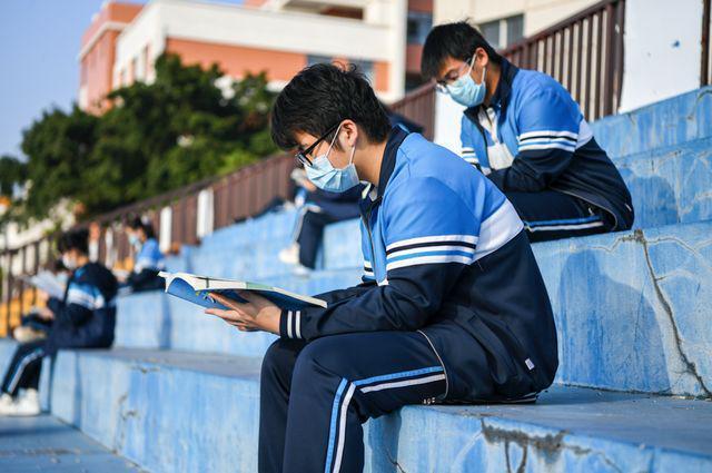 Jiangxi candidates who are 37 points late and still enter the exam room vs. Henan candidates who are late and unable to enter the exam room, causing controversy among netizens