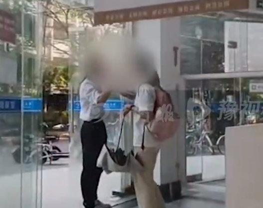 男子走在路上看手机女大学生跑来称其变态尾随偷拍律师：公然诽谤他人要负法律责任！