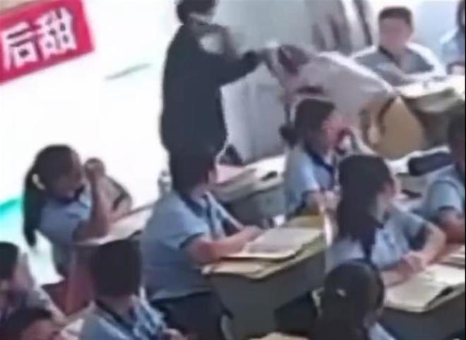 男生被老师掌掴后还手