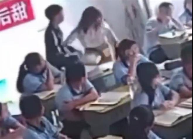 男生被老师掌掴后还手