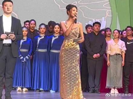 女生主持毕业晚会时被求婚，在高光时刻被求婚……
