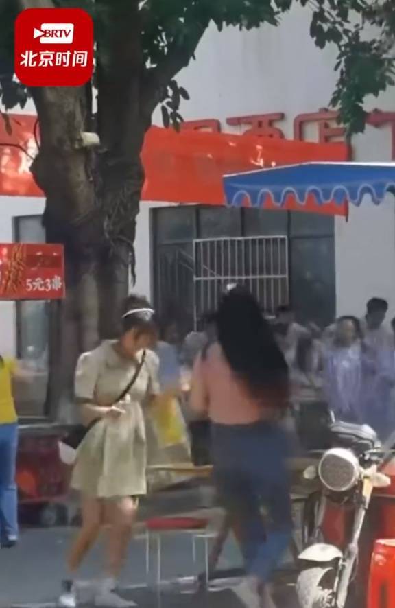 网曝成都四院墙塌了精神病患者上街乱窜，医院回应：没有该情况，附近商户：是剧组在拍电影
