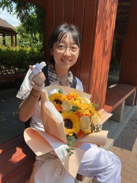 女生摔伤右手苦练左手完成高考