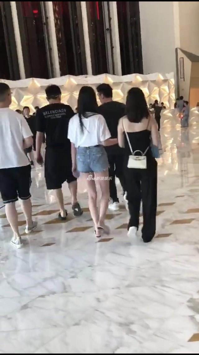 王思聪与三位美女走出酒店，搂一美女，又与两位美女嬉闹，画面惹眼