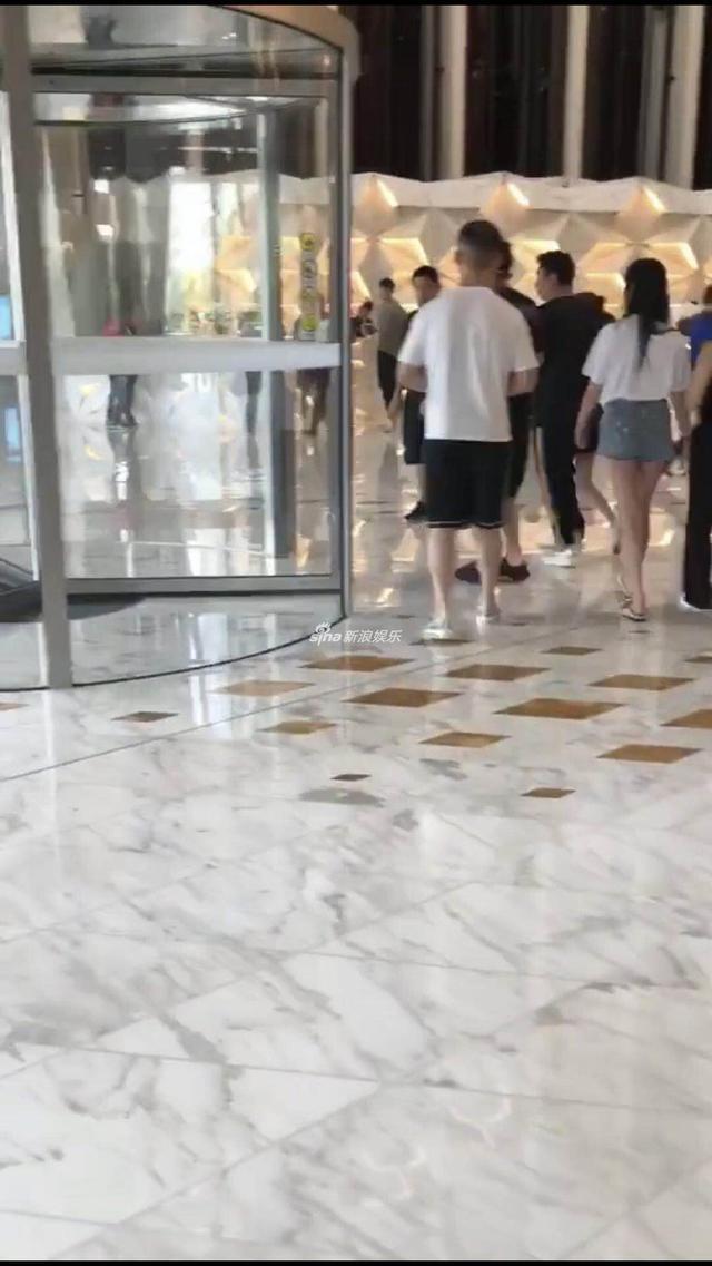 王思聪与三位美女走出酒店，搂一美女，又与两位美女嬉闹，画面惹眼