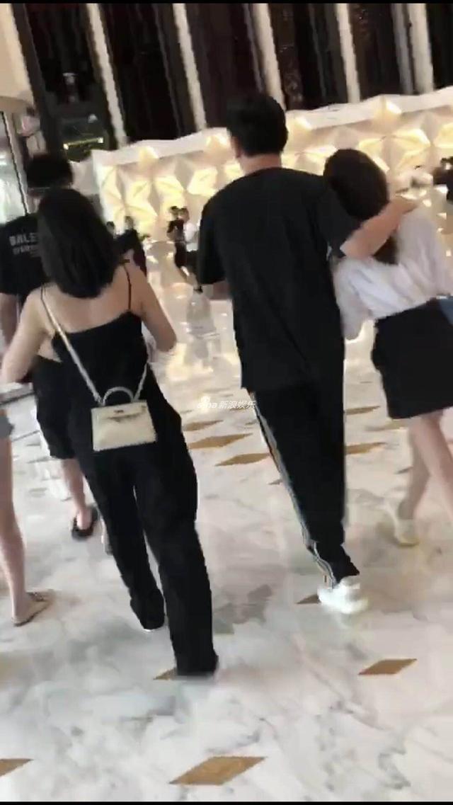 王思聪与三位美女走出酒店，搂一美女，又与两位美女嬉闹，画面惹眼