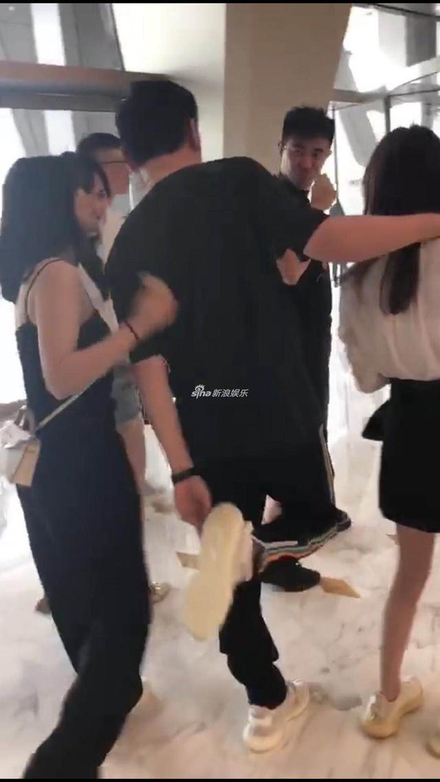 王思聪与三位美女走出酒店，搂一美女，又与两位美女嬉闹，画面惹眼