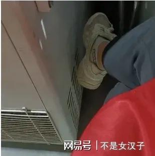奇怪了？现在夏天大家都不穿凉鞋吗？大街上目光所及，都是运动鞋