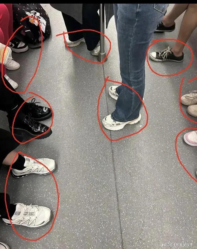 奇怪了？现在夏天大家都不穿凉鞋吗？大街上目光所及，都是运动鞋