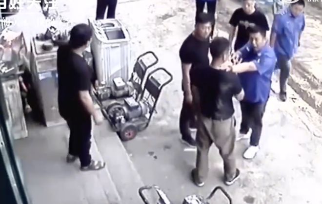 保安穿城管制服执法引争议