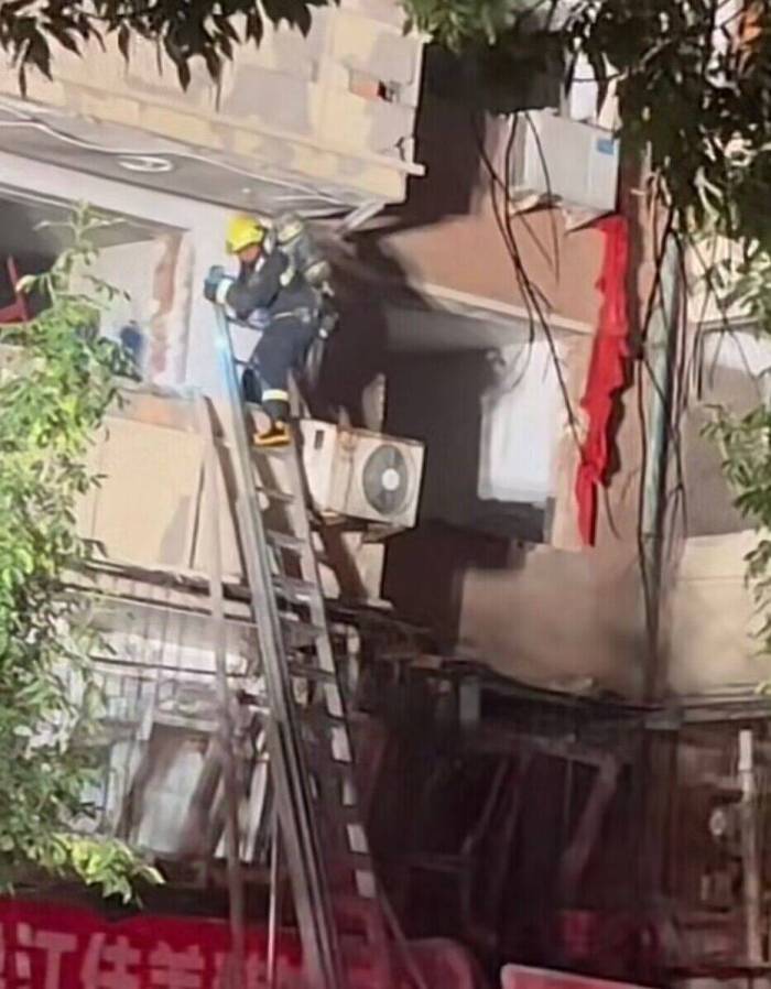 天津一小区爆炸有人员受伤目击者：玻璃碎一地

