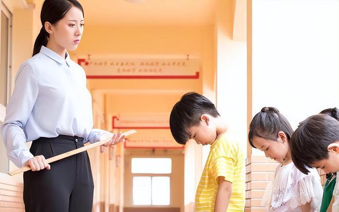 男生被老师掌掴还手