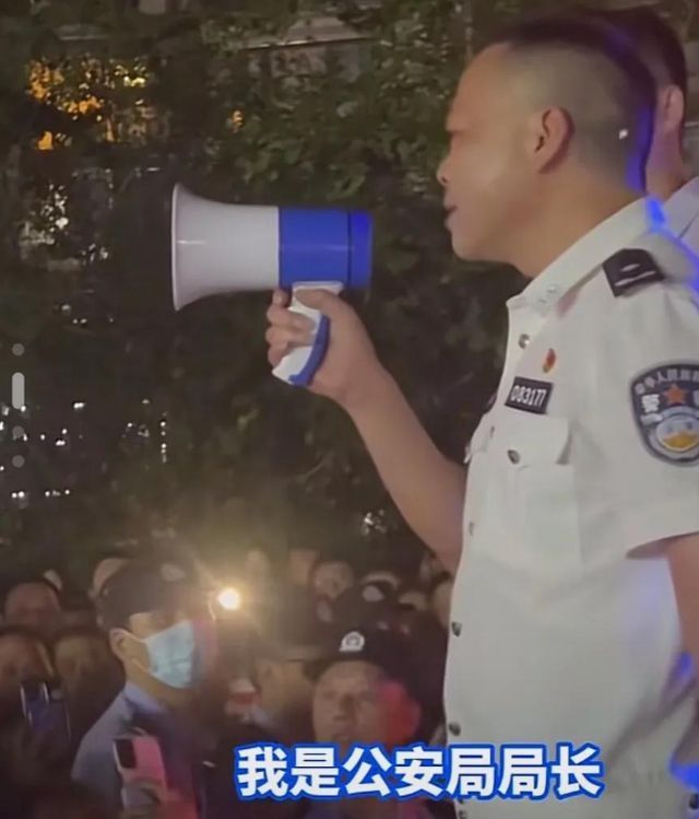 多城管打摊贩引公愤被围堵公安局局长喊话，类似闹剧何时休?