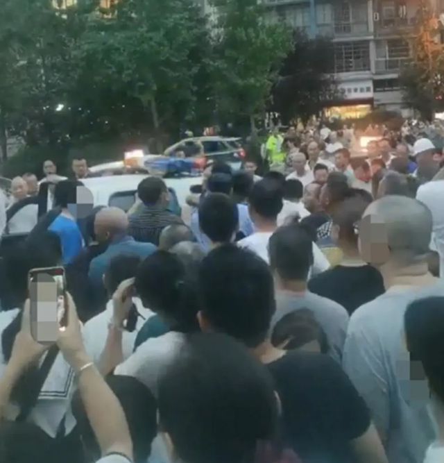 多城管打摊贩引公愤被围堵公安局局长喊话，类似闹剧何时休?