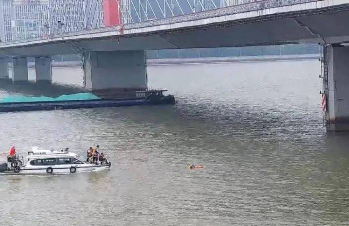 杭州外卖小哥胸椎骨折，回顾跳桥救人瞬间

