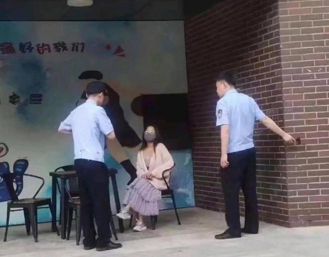 男生说猫拉屎臭被女生扣饭警方回应