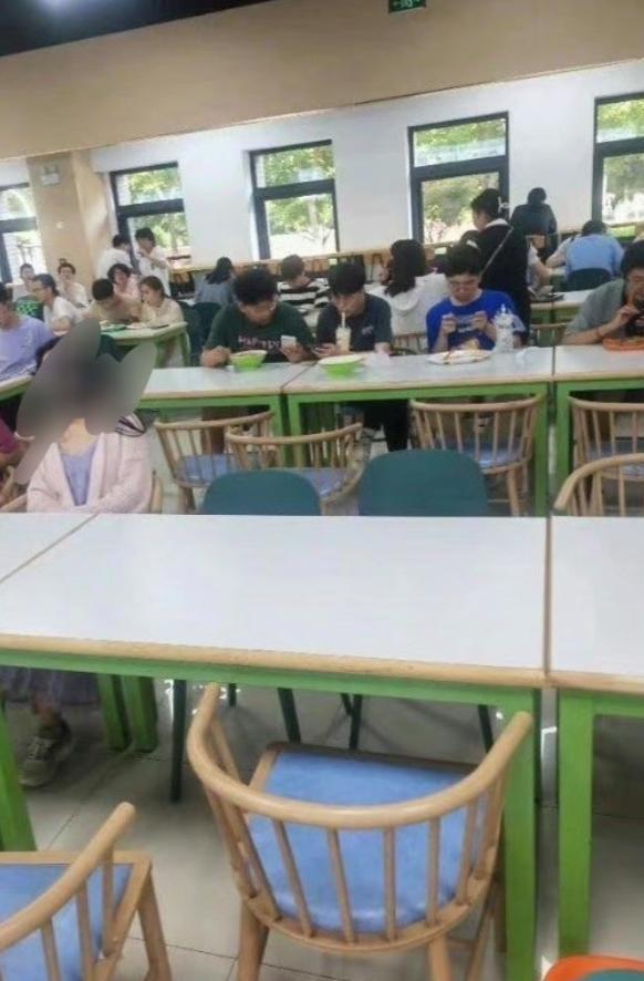 男生说猫拉屎臭被女生扣饭警方回应