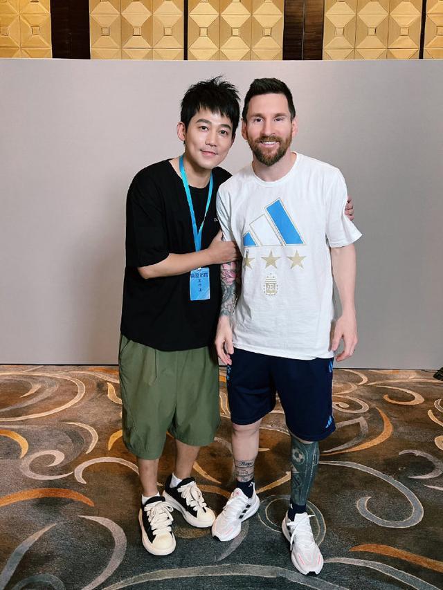 追星成功！苏醒与梅西合影，双手拽紧梅西胳膊