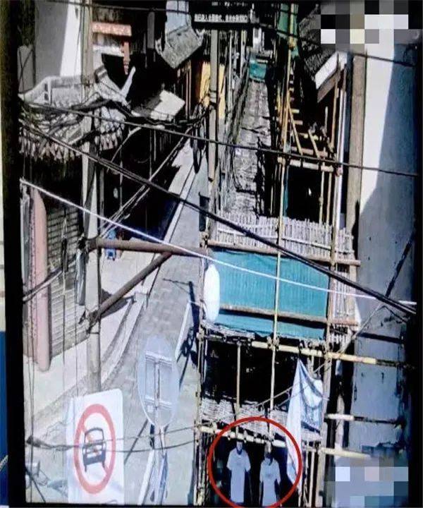 男子来沪花230万元买黄金，转头就放在公厕！反常行为背后竟是

