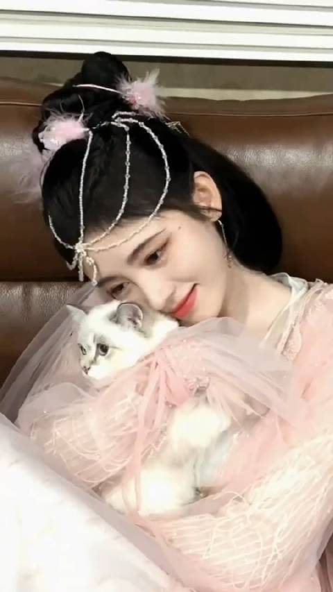 鞠婧祎回应撞脸歪嘴小猫