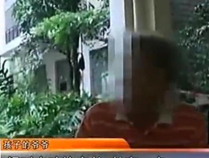 无知！奶奶每天倒提孙女散步，邻居制止被怒怼：这是我的养育方式