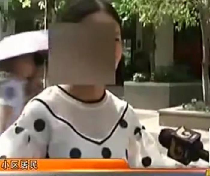 无知！奶奶每天倒提孙女散步，邻居制止被怒怼：这是我的养育方式