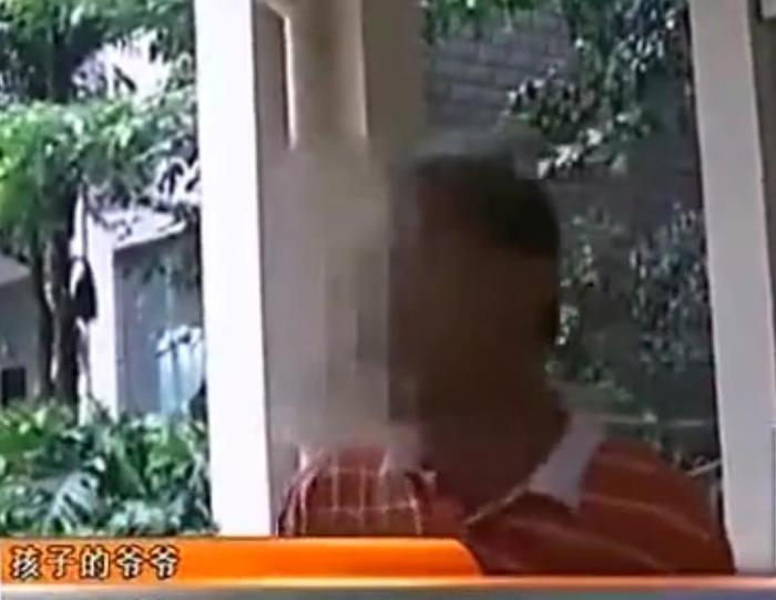 无知！奶奶每天倒提孙女散步，邻居制止被怒怼：这是我的养育方式