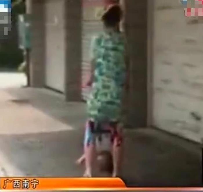 无知！奶奶每天倒提孙女散步，邻居制止被怒怼：这是我的养育方式