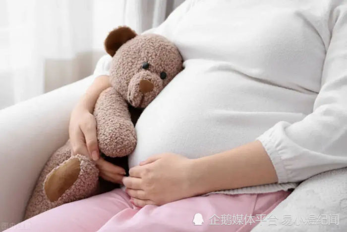 奶奶带孙时邻居反馈“不像他爸”，做亲子鉴定后崩溃，获赔68万