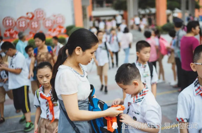 奶奶带孙时邻居反馈“不像他爸”，做亲子鉴定后崩溃，获赔68万