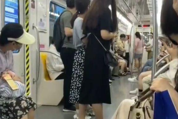 河马打针后找饲养员求安慰