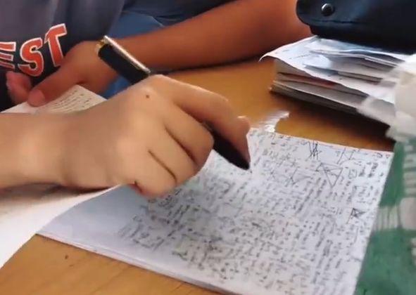 河马打针后找饲养员求安慰