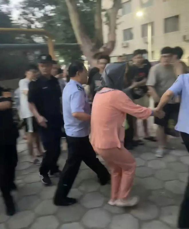 郑州大学一男子穿女装潜入女浴室偷拍保卫处回应：人已被控制