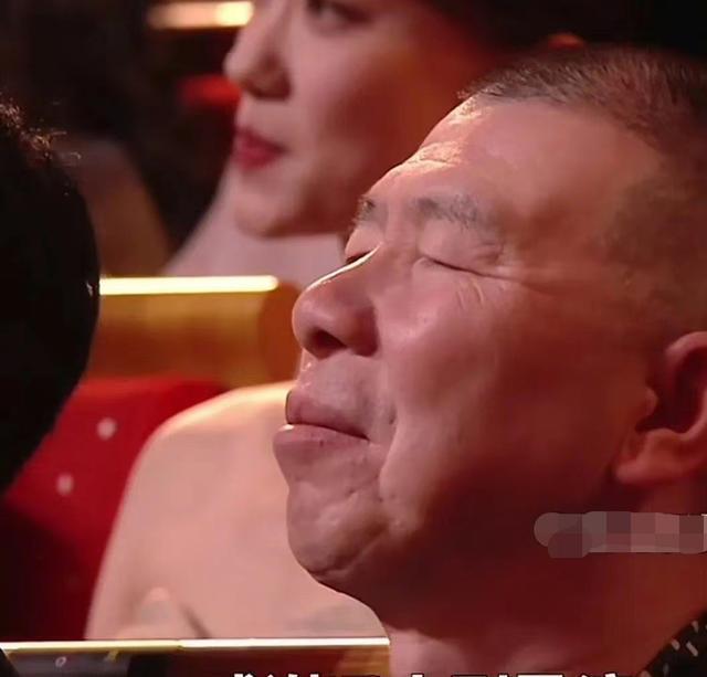 冯小刚多年白癜风病症消失！脸上光溜模样变化大，自称没吃任何药