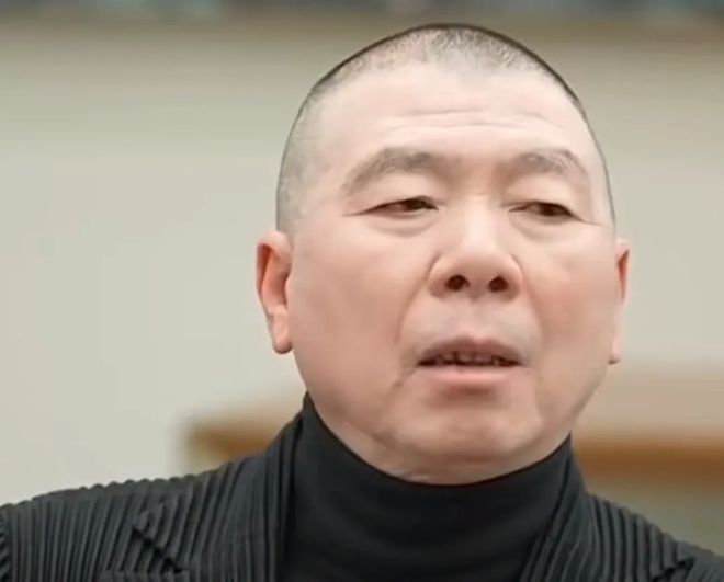 冯小刚：脸上多年的白癜风神奇的消失了，白嫩的脸庞引发全网好奇