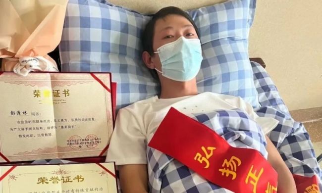 救人小哥曾溺水被救