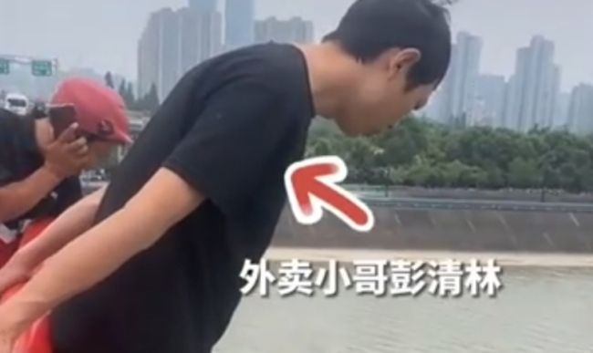 跳桥救人小哥父亲又担心又自豪