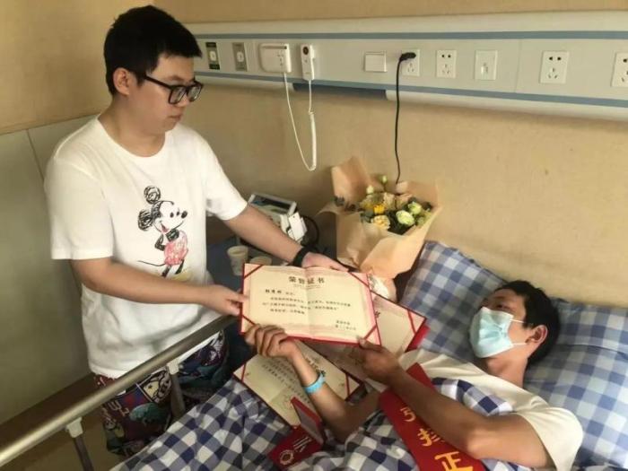 跃下12米高大桥救人，外卖小哥骨折住院！表彰来了：免费上大学、见义勇为奖金3万、公司奖励5万