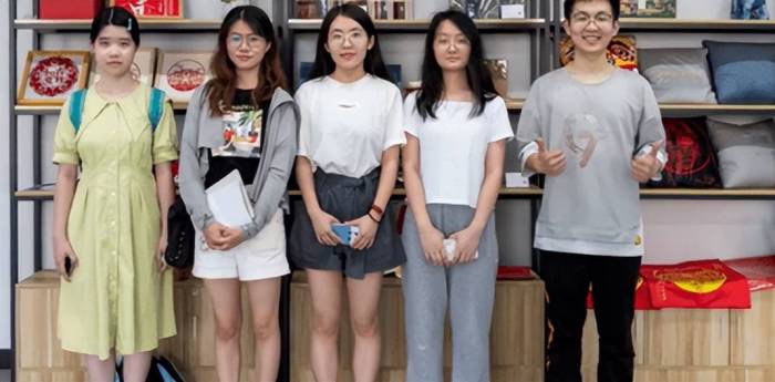 女大学生边读书边创业，两年营收超1800万，身后背景被网友热议