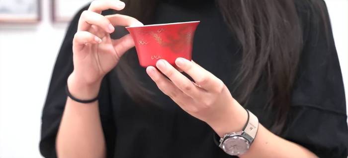 女大学生边读书边创业，两年营收超1800万，身后背景被网友热议