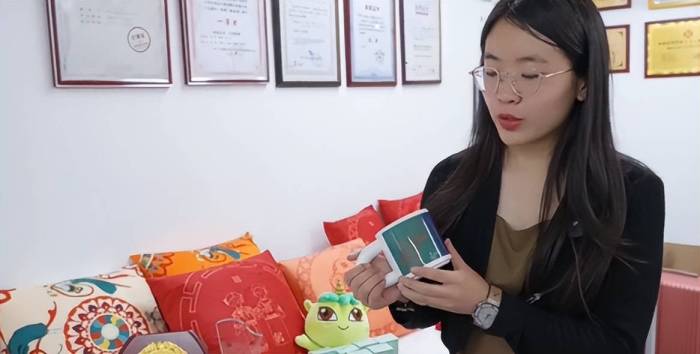 女大学生边读书边创业，两年营收超1800万，身后背景被网友热议