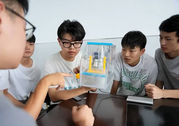 女大学生边读书边创业，两年营收超1800万，身后背景被网友热议