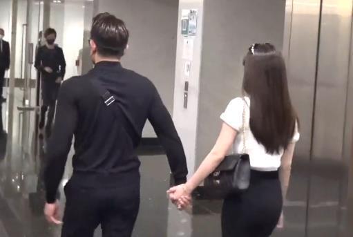 郭富城方媛牵手看赛马