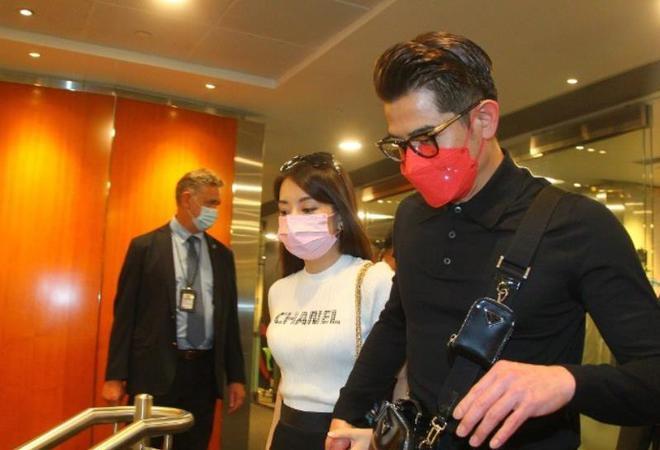 郭富城领着方媛恩爱进入赛马场，方媛化身小迷妹宠溺看老公侧脸