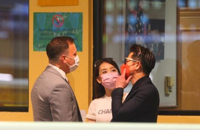 郭富城领着方媛恩爱进入赛马场，方媛化身小迷妹宠溺看老公侧脸