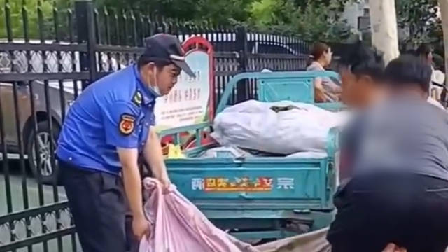 淄博街头的摊贩和城管