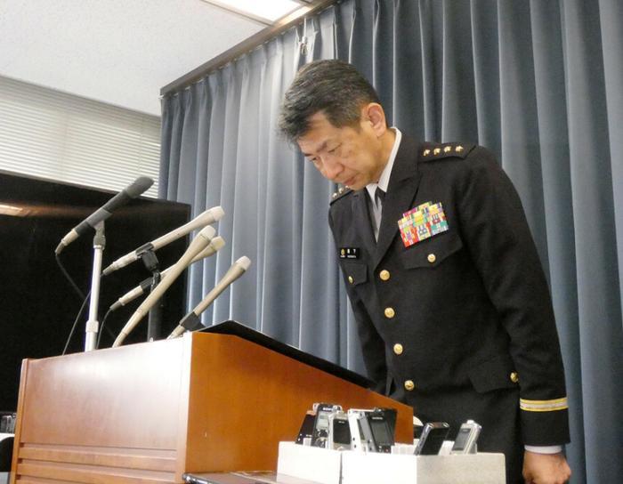 日本防卫大臣鞠躬致歉