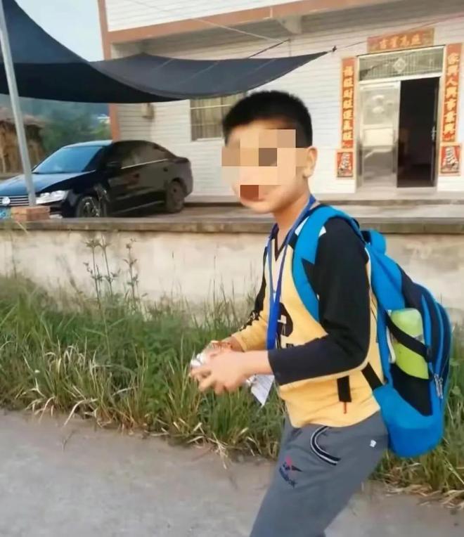 男生被同学持刀杀害家属:课上行凶